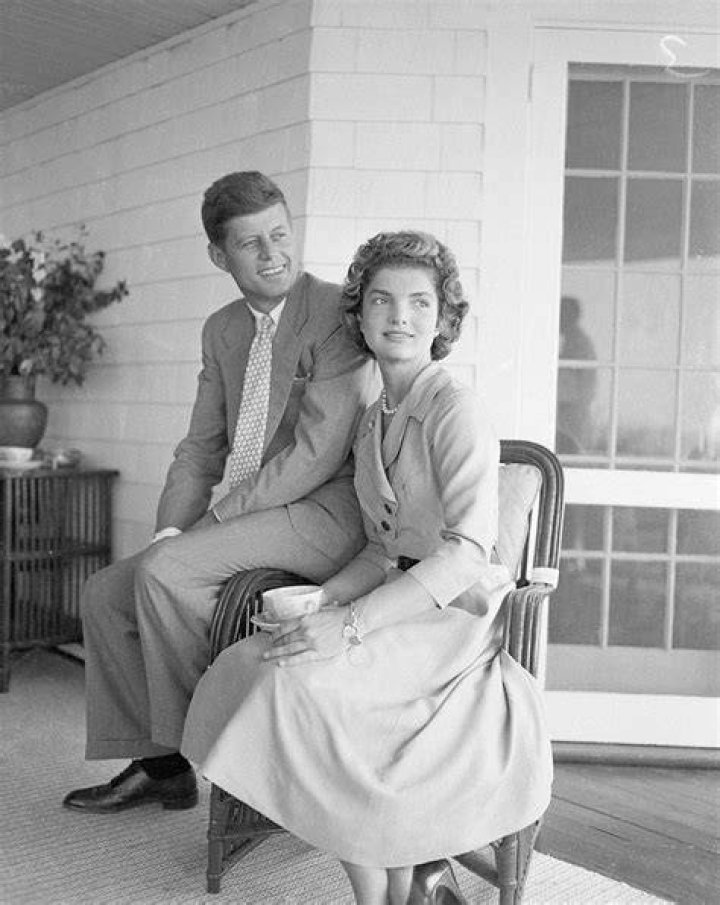 Jacqueline Kennedy and Senator John F. Kennedy at their summer home reading to their daughter Caroline in 1960. | Source: Bettmann/Getty Images